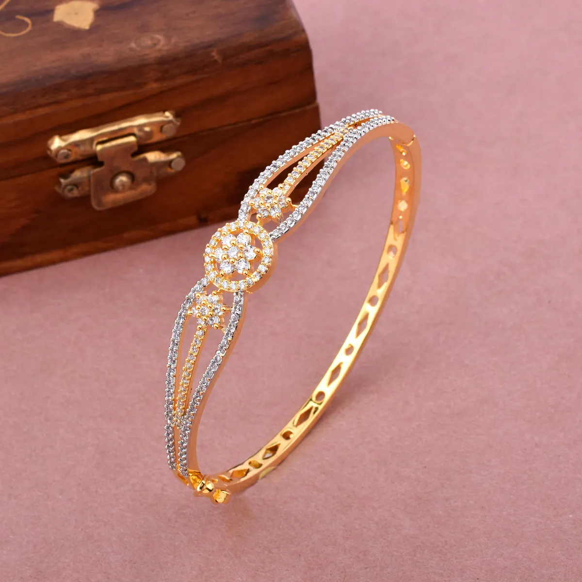 Luminous_Gold_Diamond_Bracelet_NFTHTXKD6M_2024-06-03_1 Luminous Gold Diamond Bracelet with Adjustable Lock System - Image 1